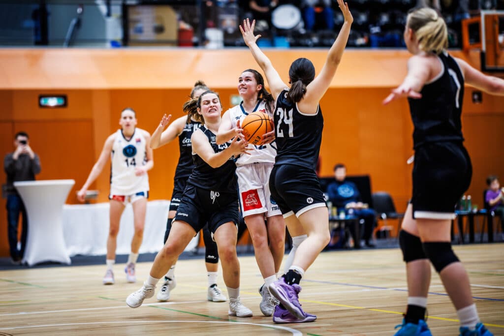 Wölfinnen gewinnen auch drittes Derby!